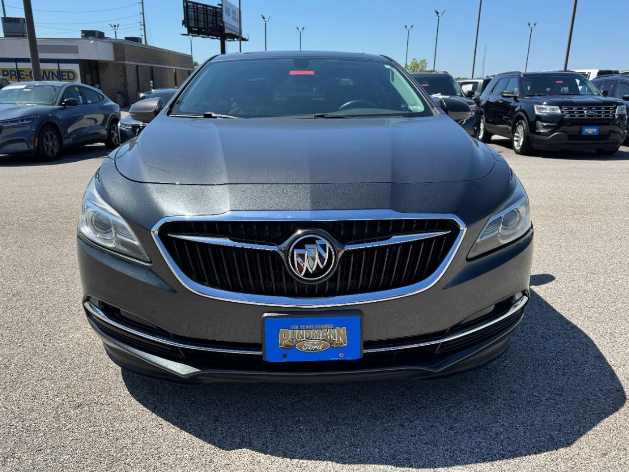 Buick LaCrosse Vehicle Full-screen Gallery Image 09