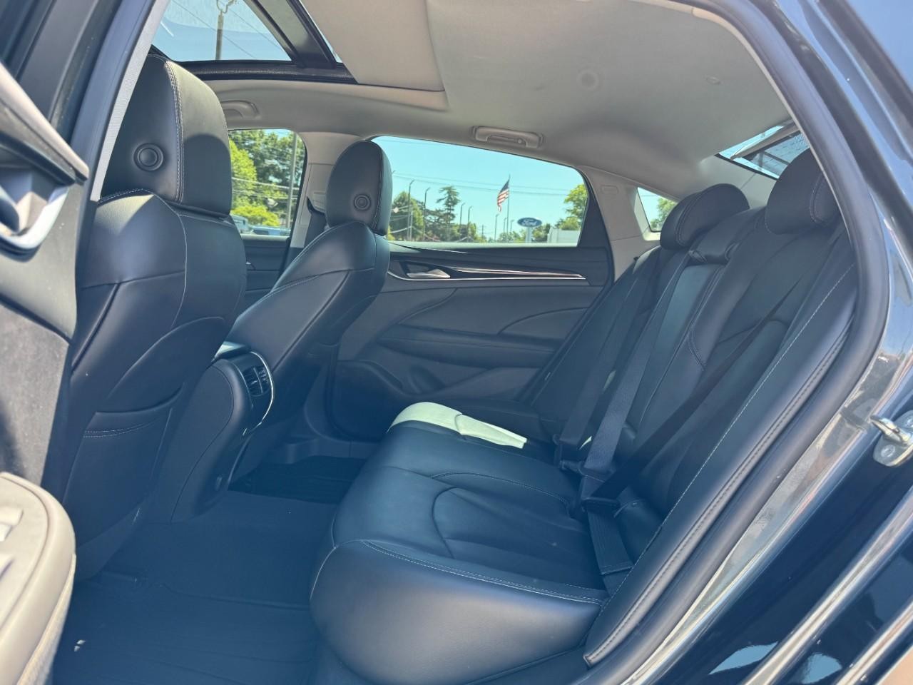 Buick LaCrosse Vehicle Full-screen Gallery Image 10