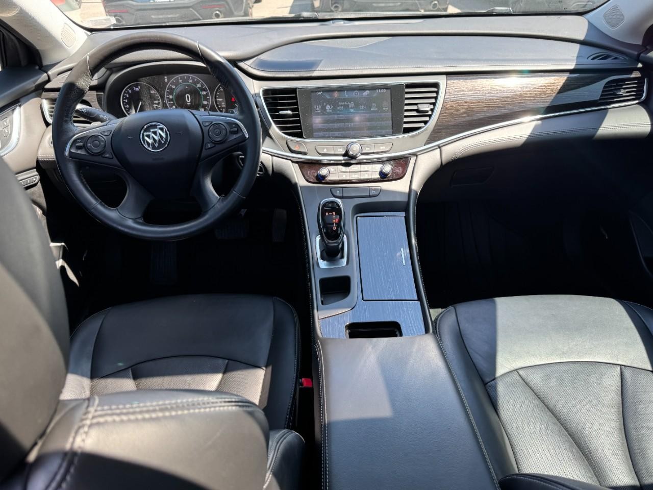 Buick LaCrosse Vehicle Full-screen Gallery Image 12