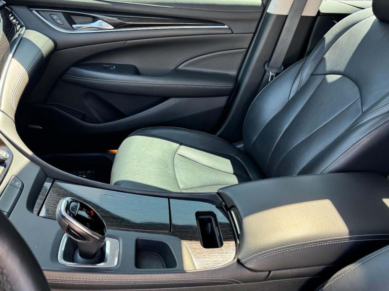 Buick LaCrosse Vehicle Full-screen Gallery Image 14