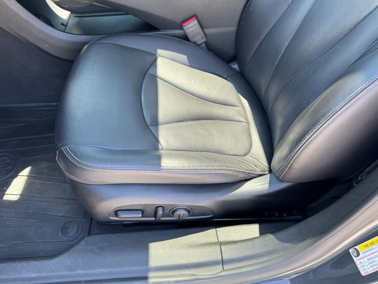 Buick LaCrosse Vehicle Full-screen Gallery Image 15