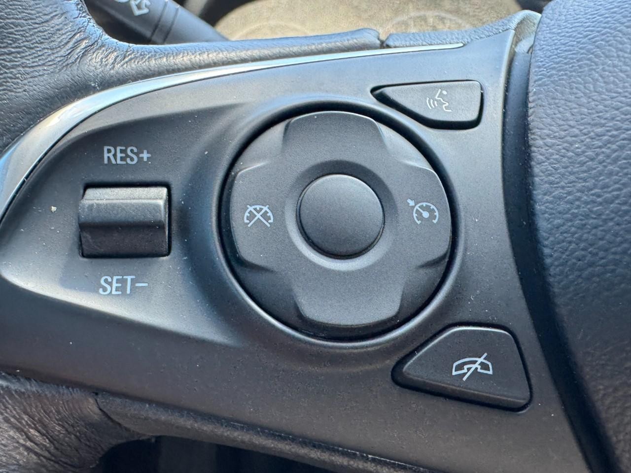Buick LaCrosse Vehicle Full-screen Gallery Image 17