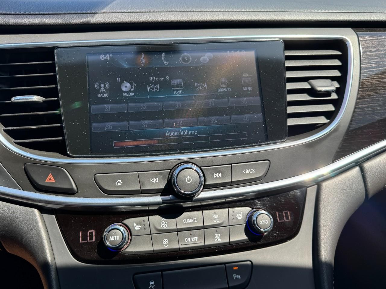 Buick LaCrosse Vehicle Full-screen Gallery Image 19