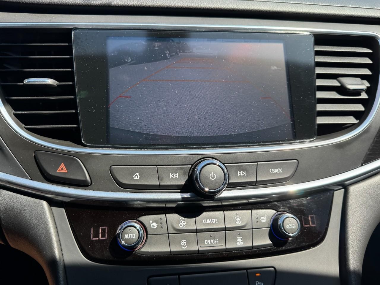 Buick LaCrosse Vehicle Full-screen Gallery Image 21