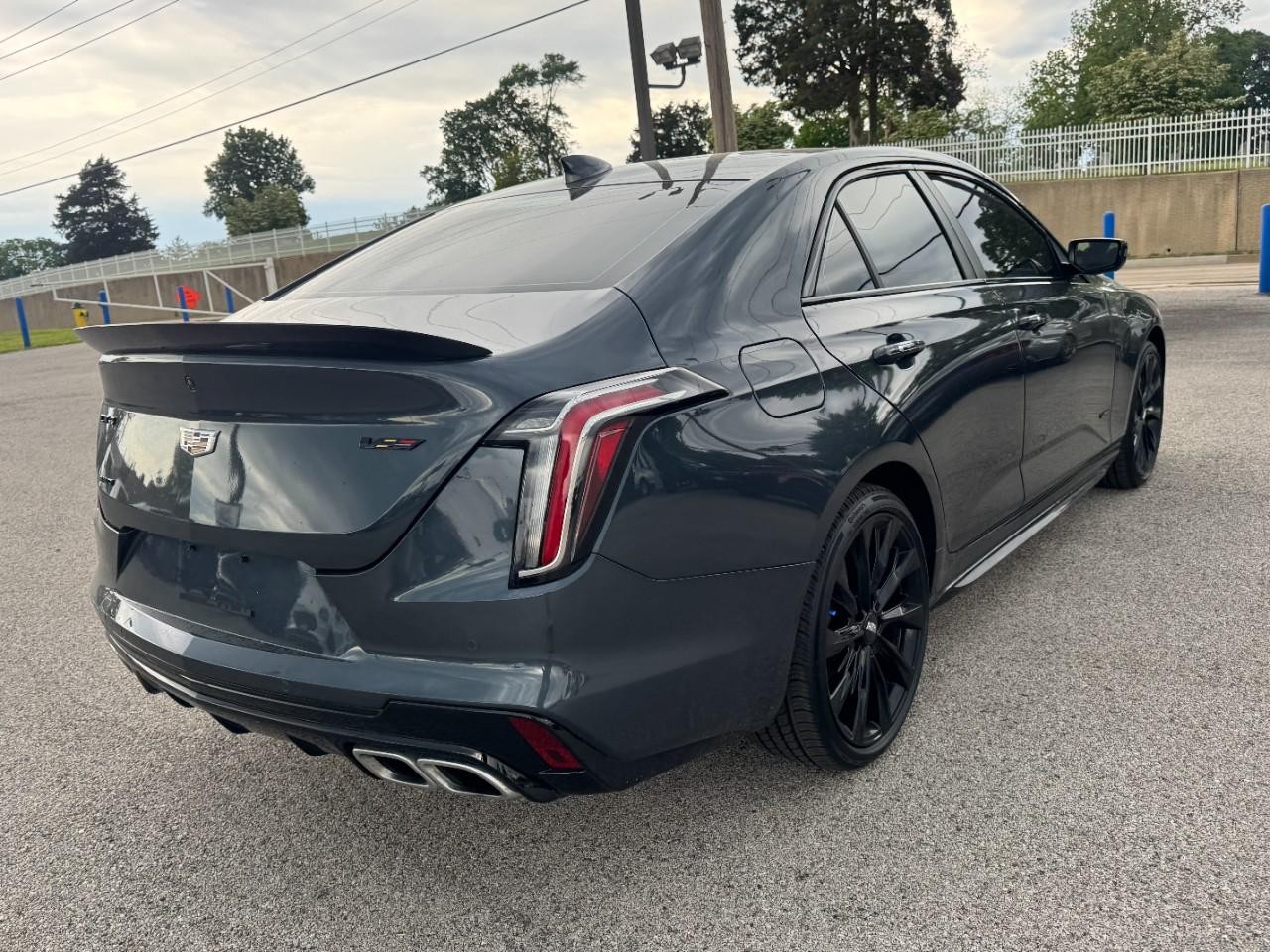 Cadillac CT4-V Vehicle Full-screen Gallery Image 03