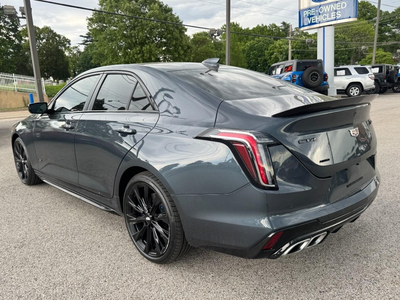 Cadillac CT4-V Vehicle Full-screen Gallery Image 05