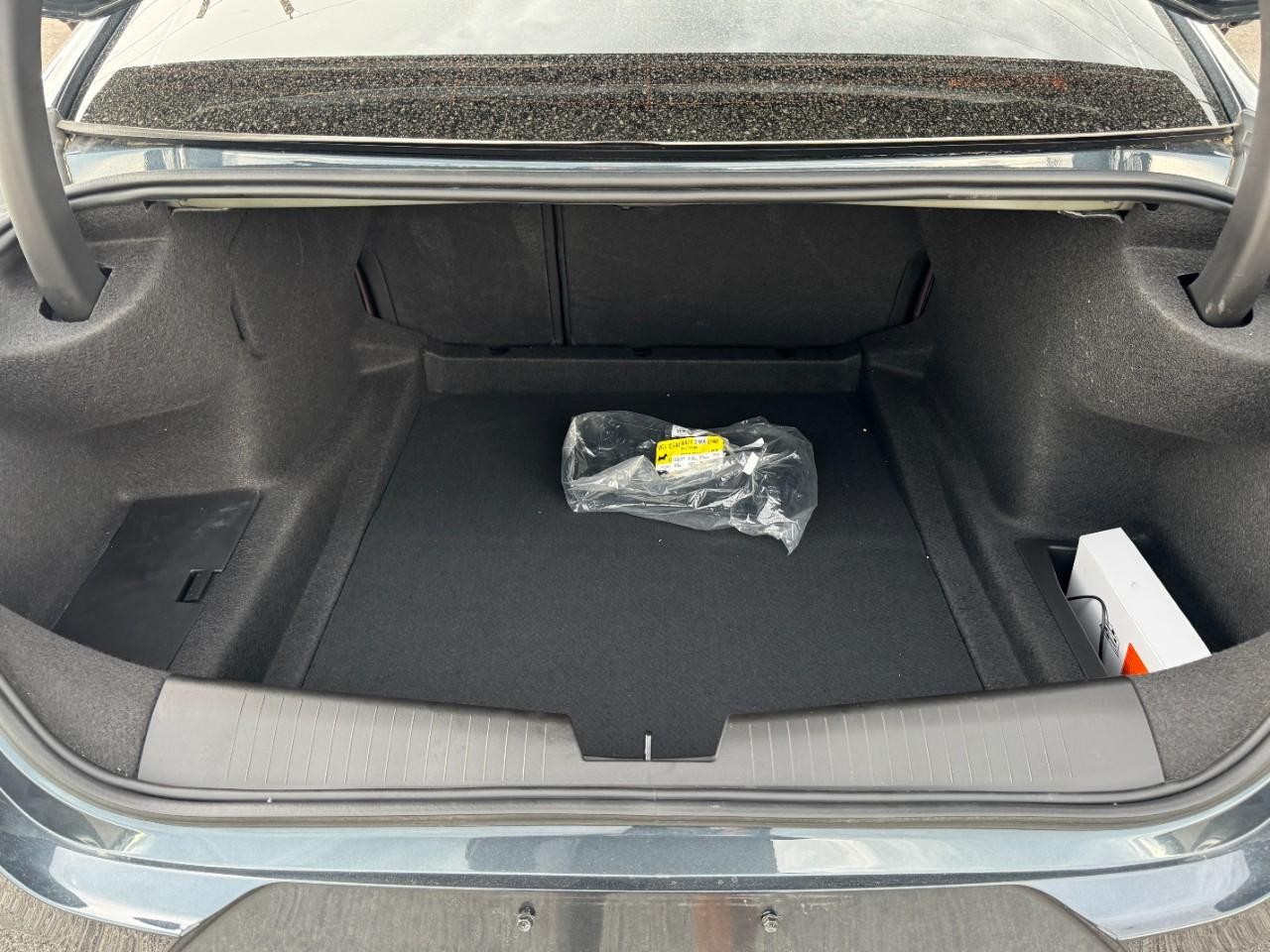 Cadillac CT4-V Vehicle Full-screen Gallery Image 06