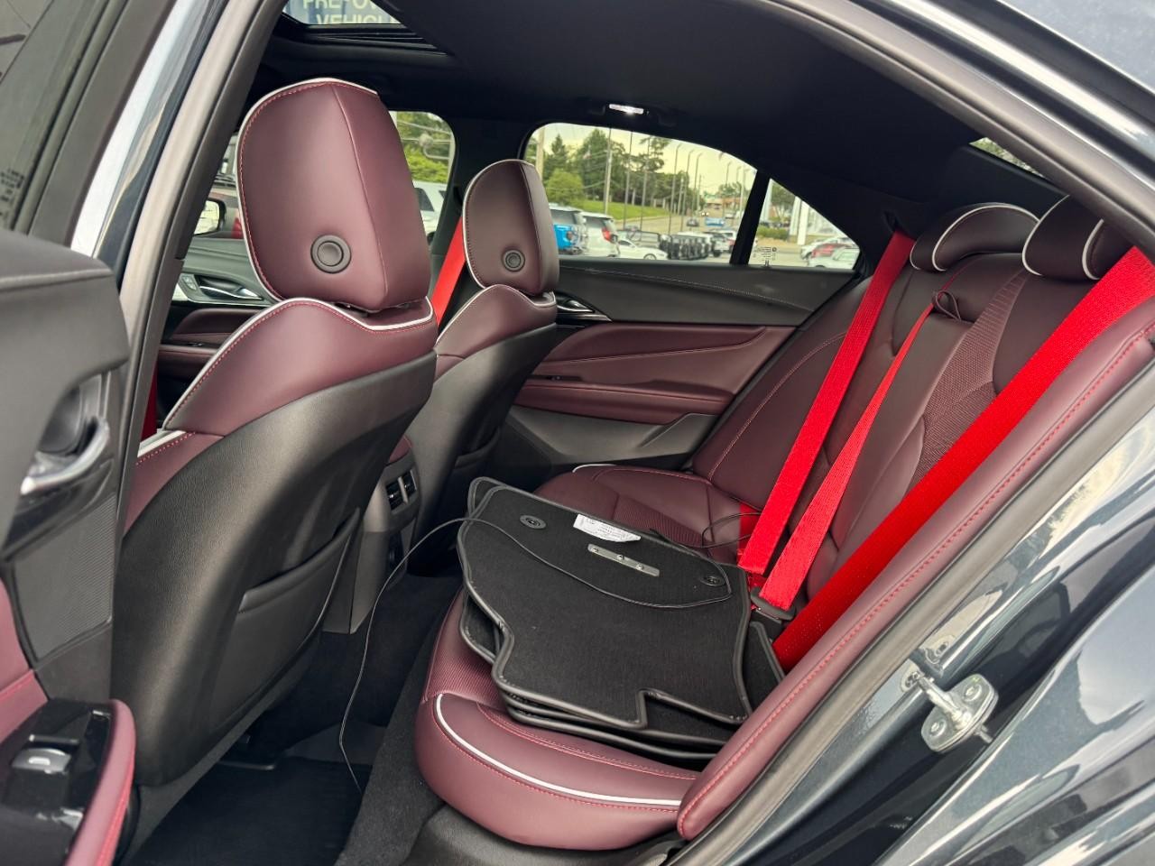 Cadillac CT4-V Vehicle Full-screen Gallery Image 10