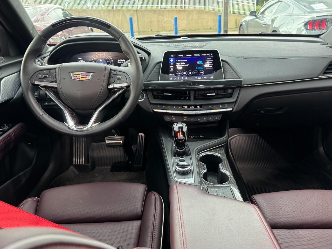 Cadillac CT4-V Vehicle Full-screen Gallery Image 12