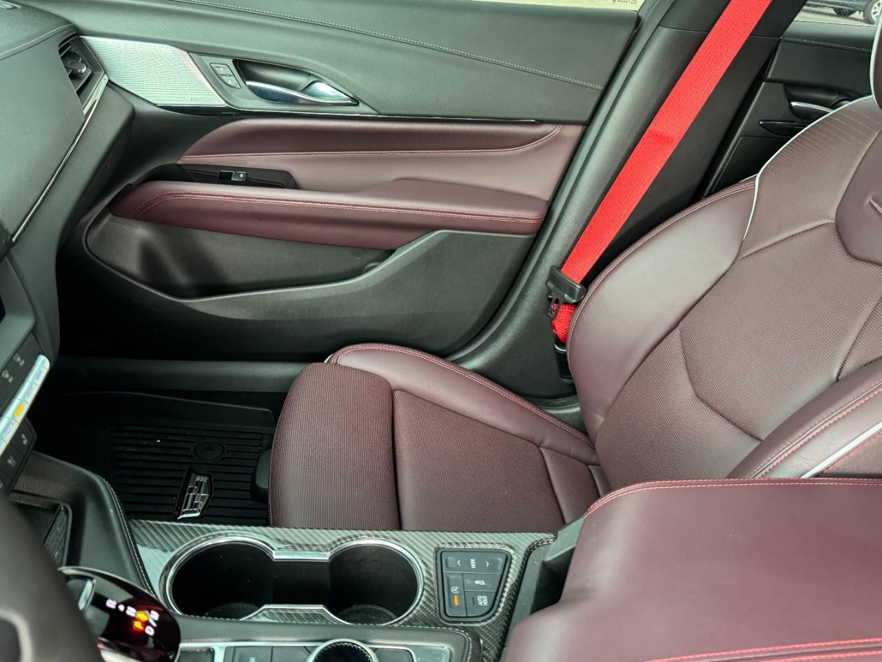 Cadillac CT4-V Vehicle Full-screen Gallery Image 14