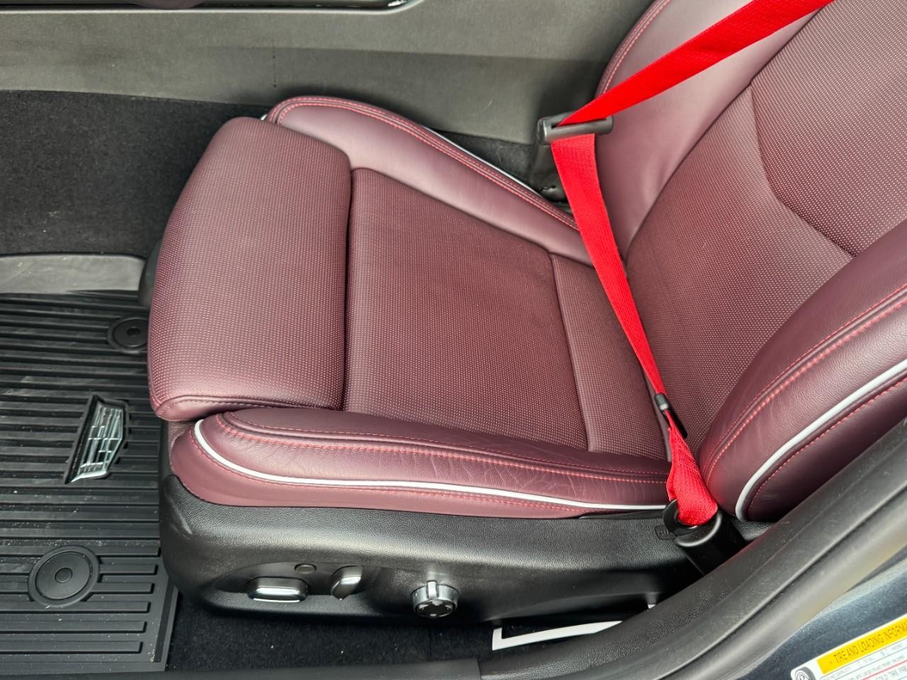 Cadillac CT4-V Vehicle Full-screen Gallery Image 15