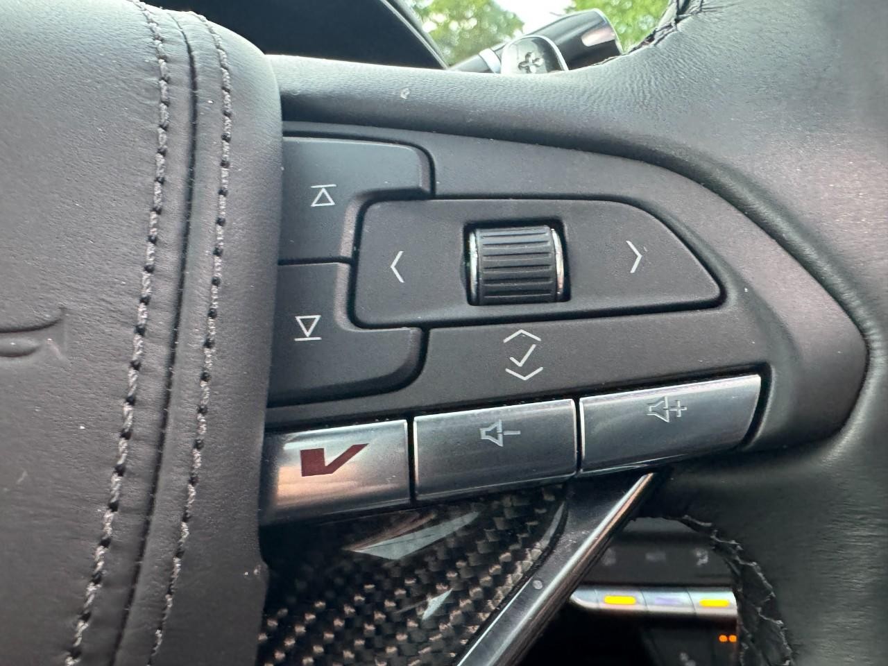 Cadillac CT4-V Vehicle Full-screen Gallery Image 18