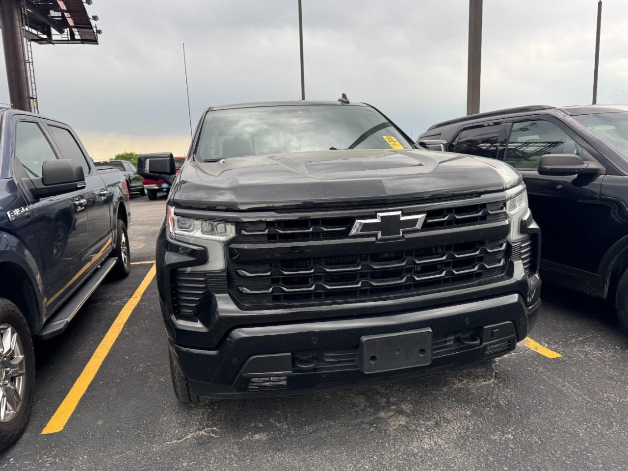 Chevrolet Silverado 1500 Vehicle Full-screen Gallery Image 02