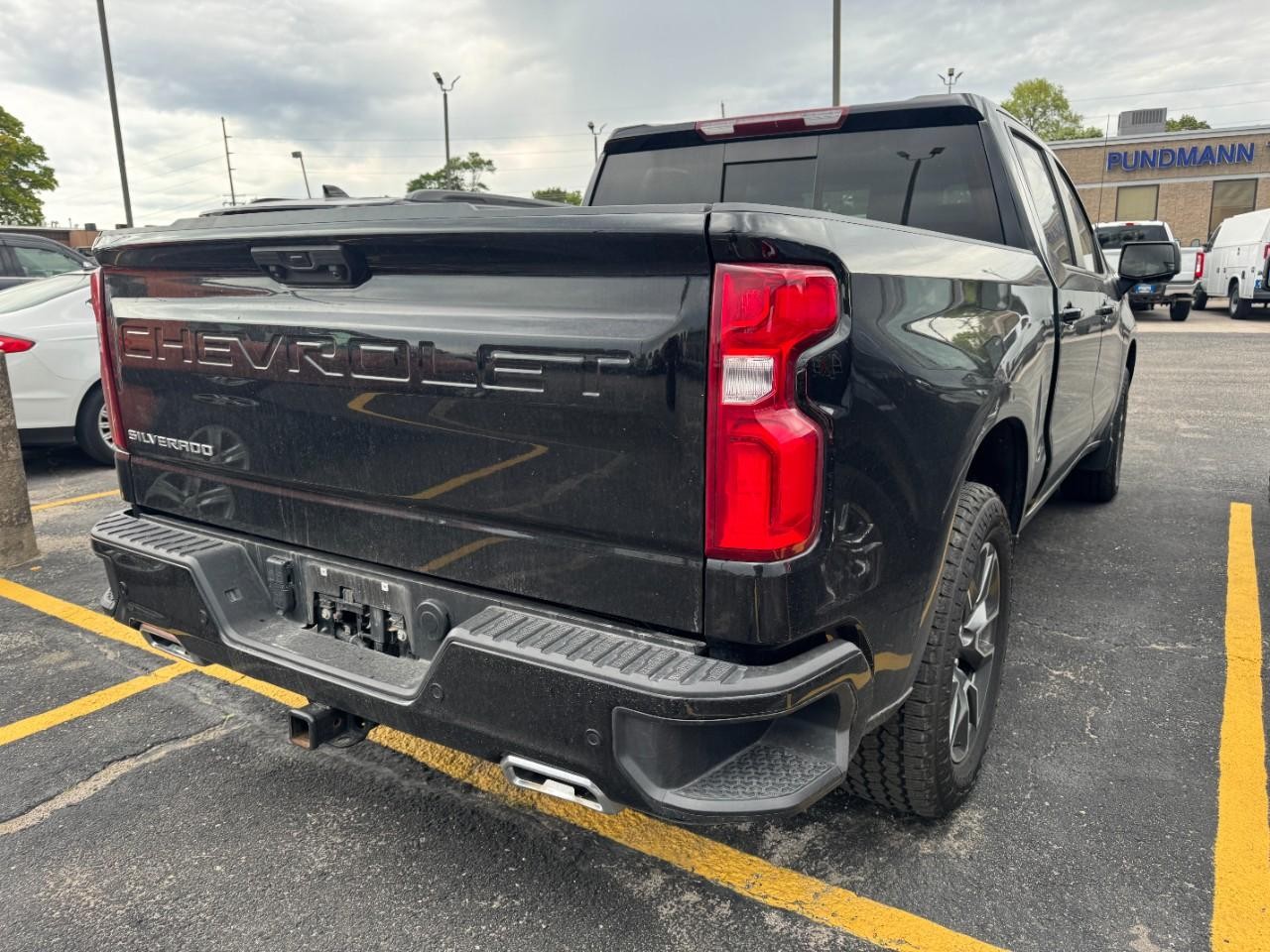 Chevrolet Silverado 1500 Vehicle Full-screen Gallery Image 10