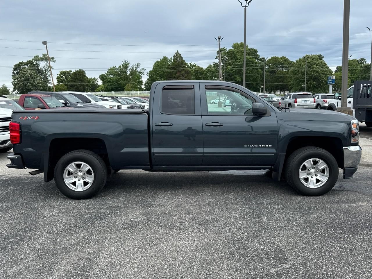 Chevrolet Silverado 1500 Vehicle Full-screen Gallery Image 02