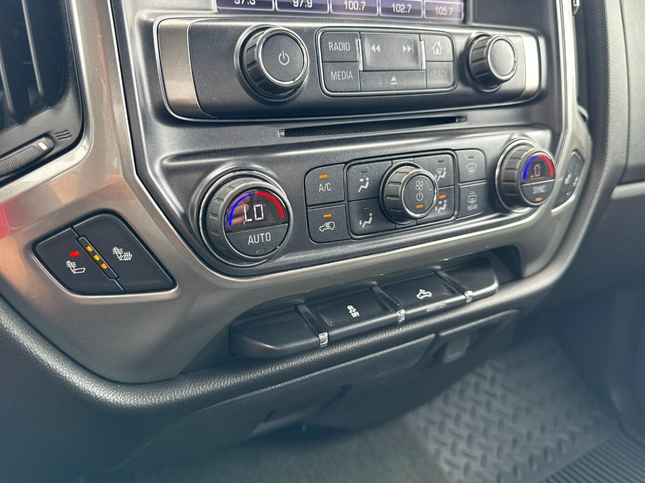 Chevrolet Silverado 1500 Vehicle Full-screen Gallery Image 17