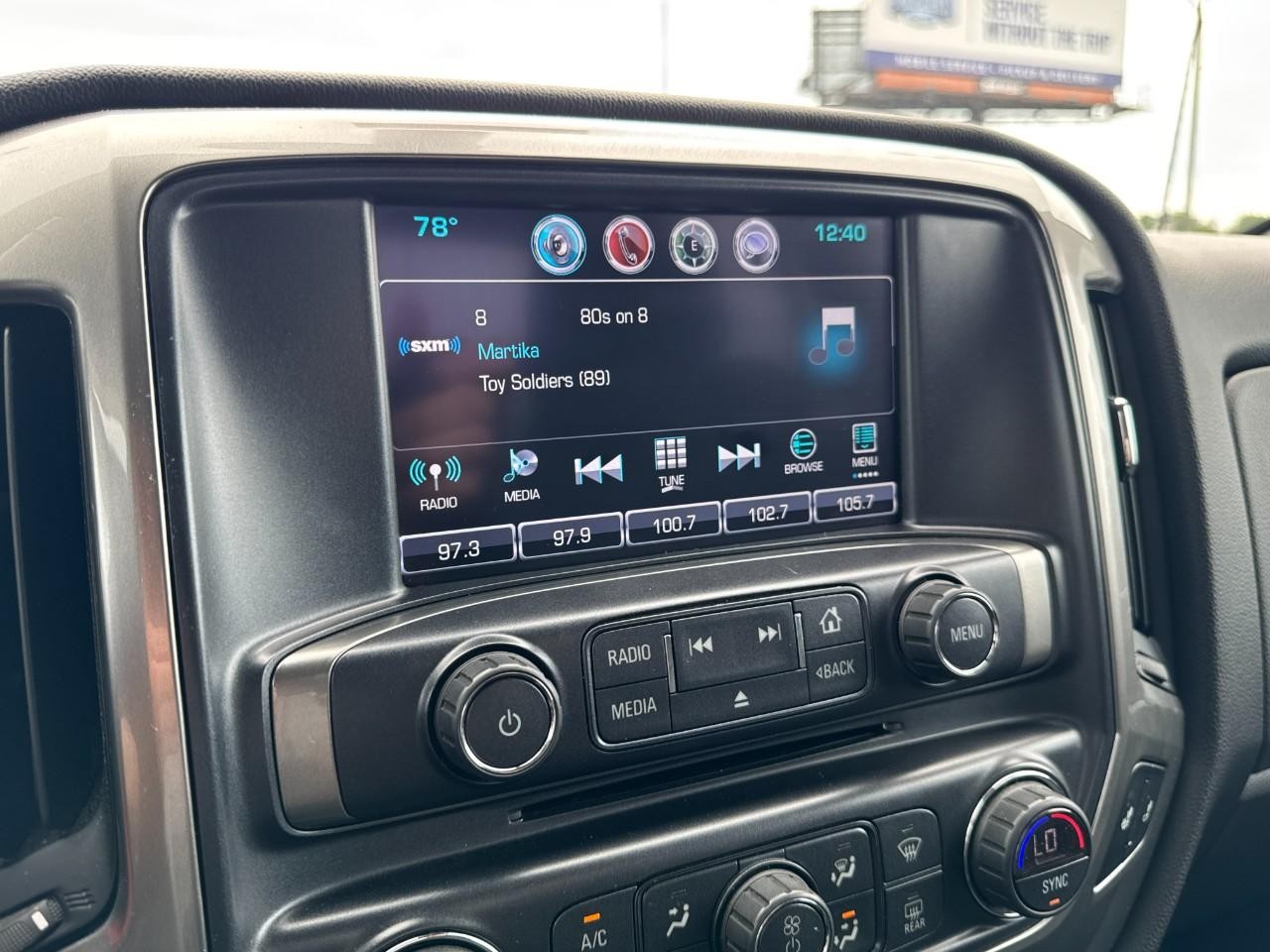 Chevrolet Silverado 1500 Vehicle Full-screen Gallery Image 18