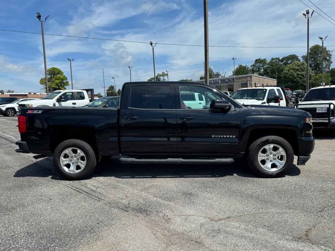 Chevrolet Silverado 1500 Vehicle Full-screen Gallery Image 02