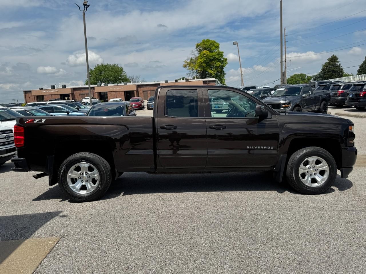 Chevrolet Silverado 1500 Vehicle Full-screen Gallery Image 02
