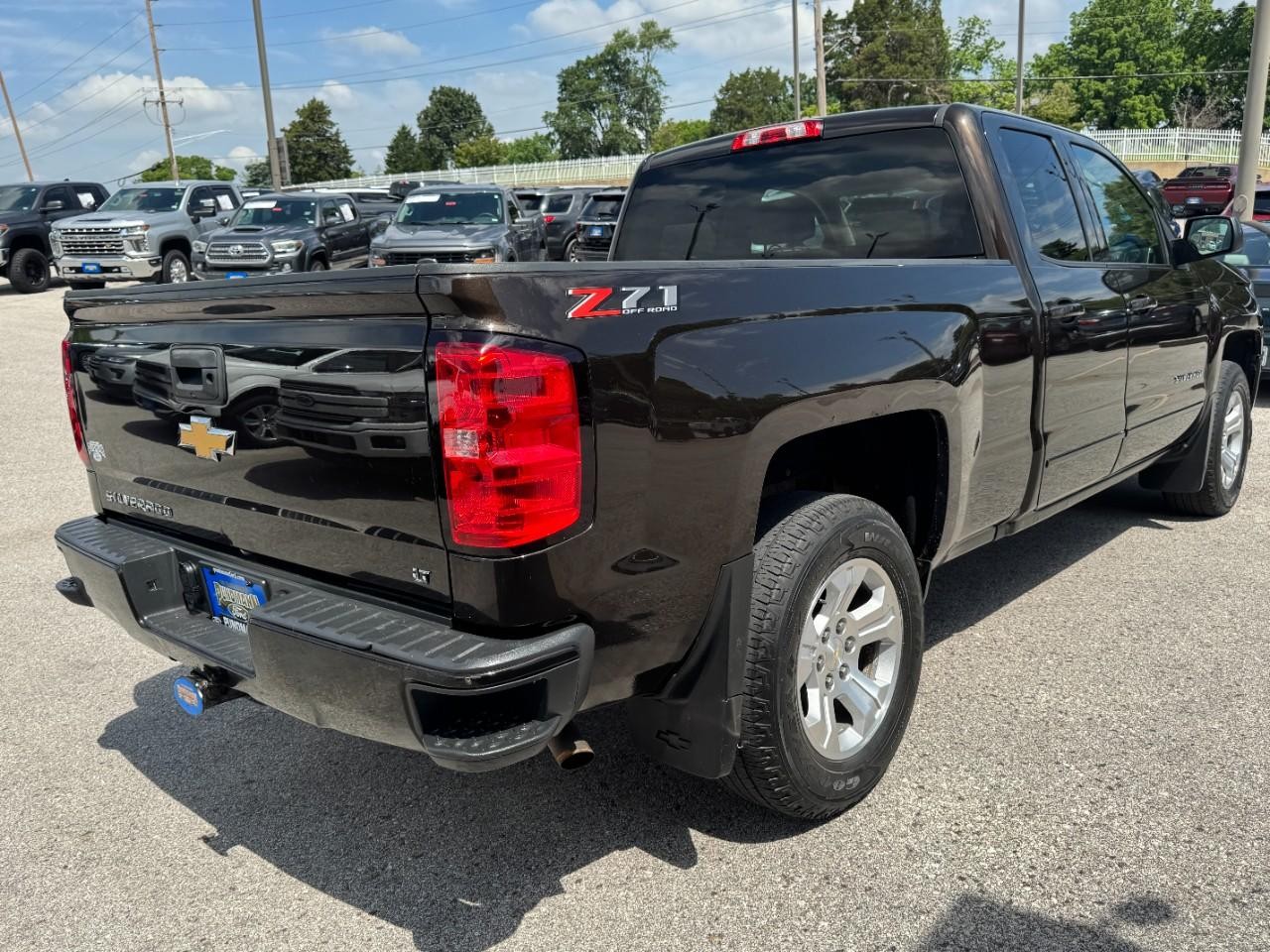 Chevrolet Silverado 1500 Vehicle Full-screen Gallery Image 03