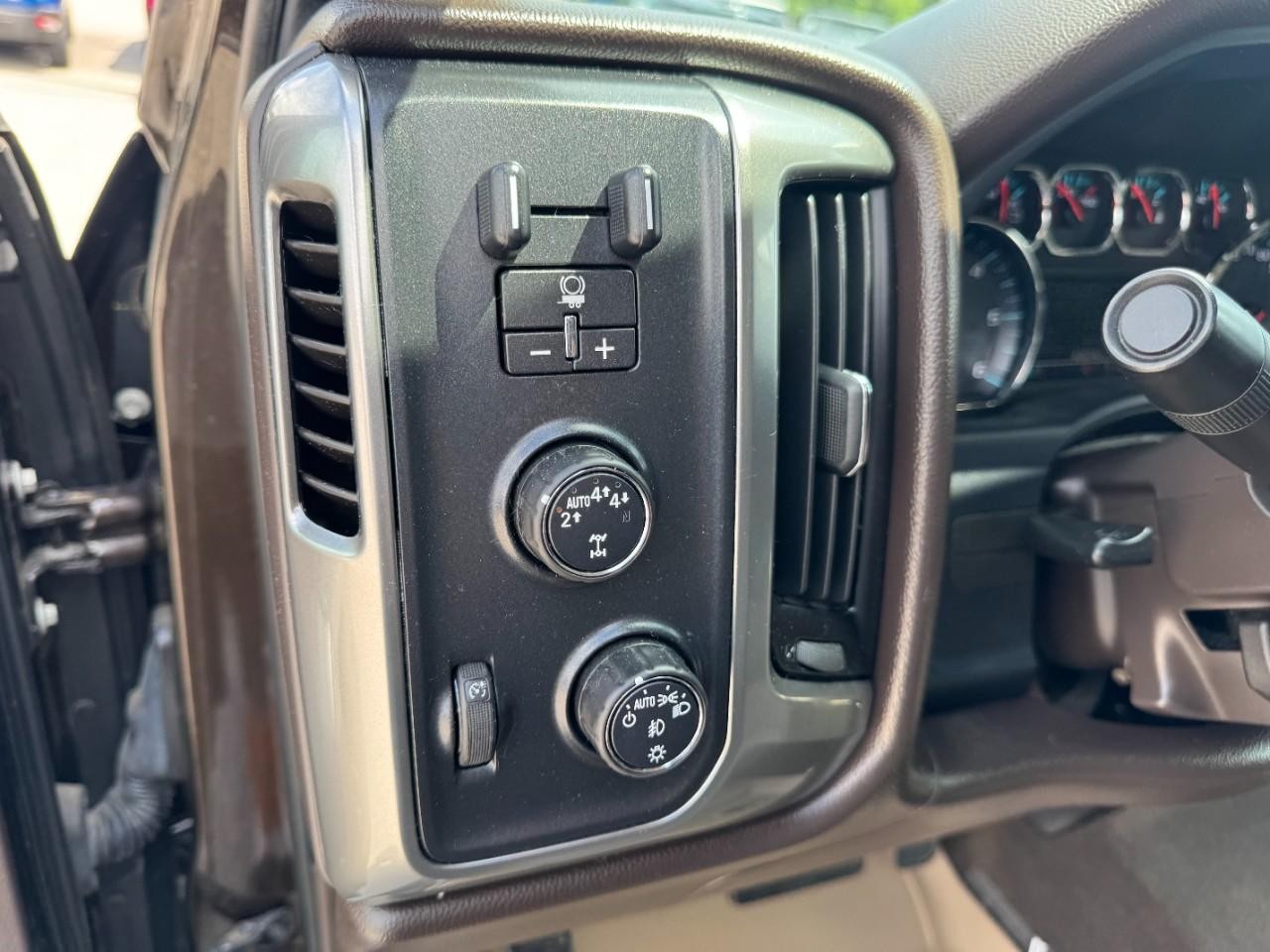 Chevrolet Silverado 1500 Vehicle Full-screen Gallery Image 14