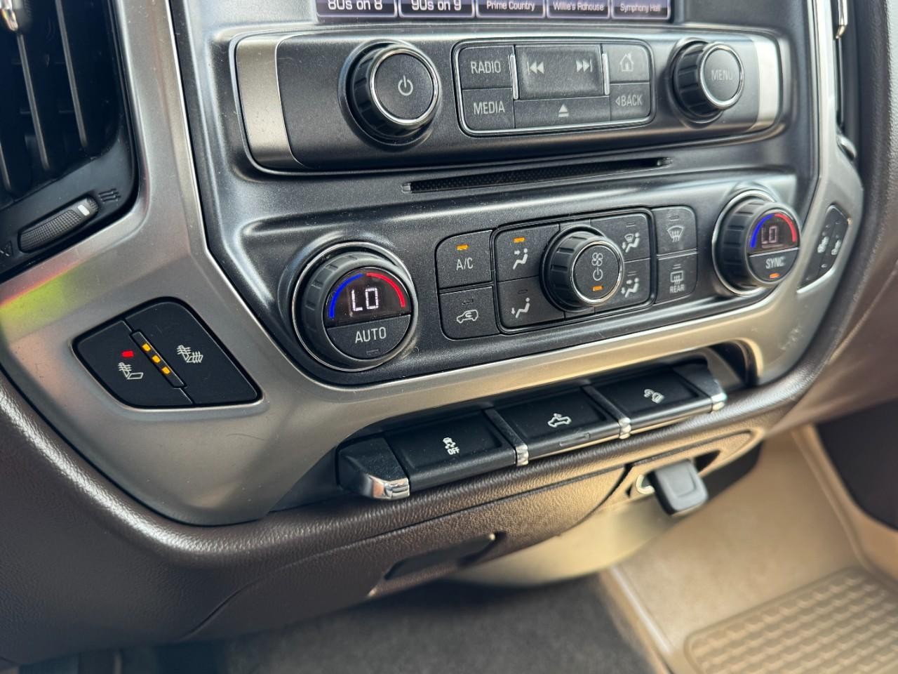 Chevrolet Silverado 1500 Vehicle Full-screen Gallery Image 17