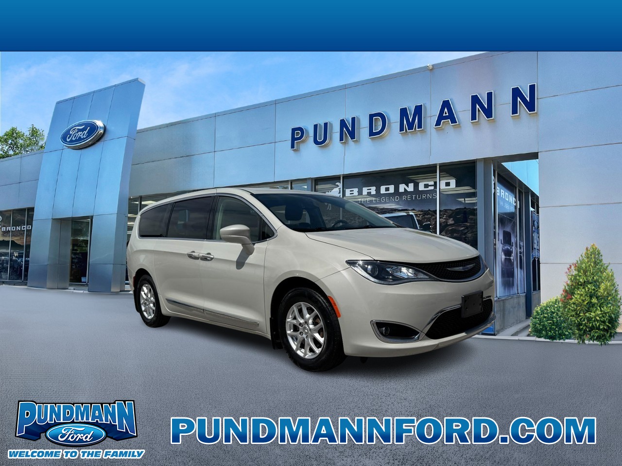 Chrysler Pacifica Vehicle Full-screen Gallery Image 01