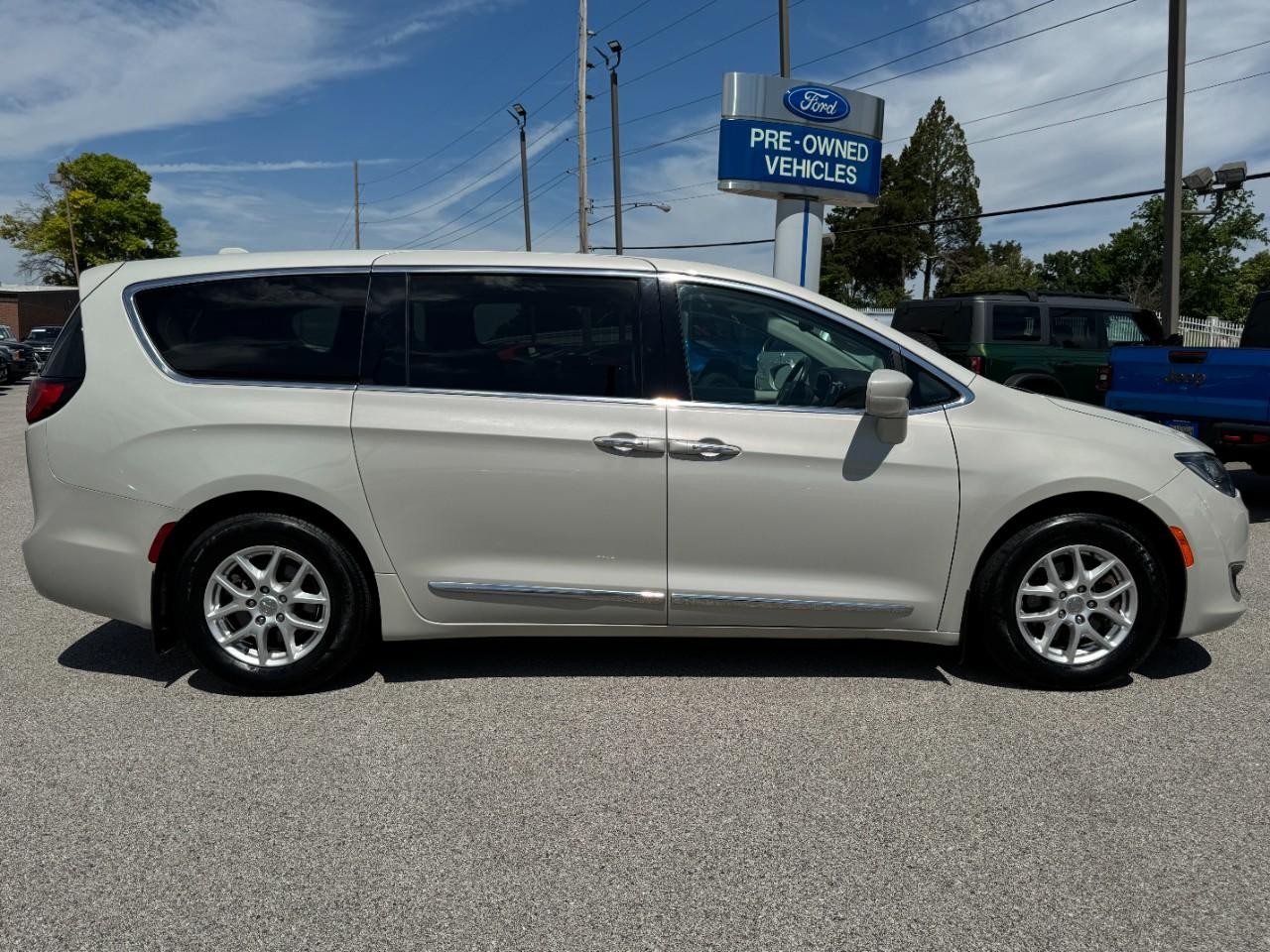 Chrysler Pacifica Vehicle Full-screen Gallery Image 02