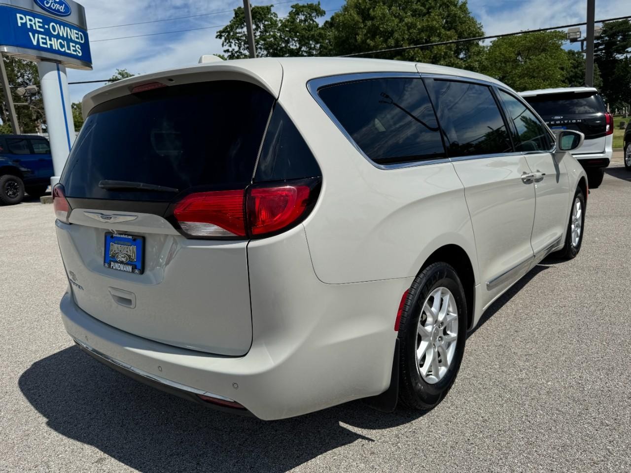 Chrysler Pacifica Vehicle Full-screen Gallery Image 03