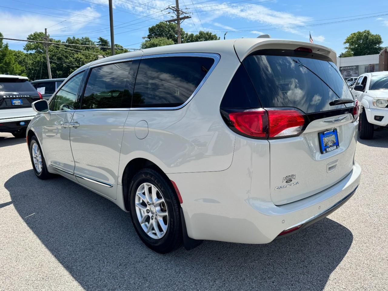 Chrysler Pacifica Vehicle Full-screen Gallery Image 05