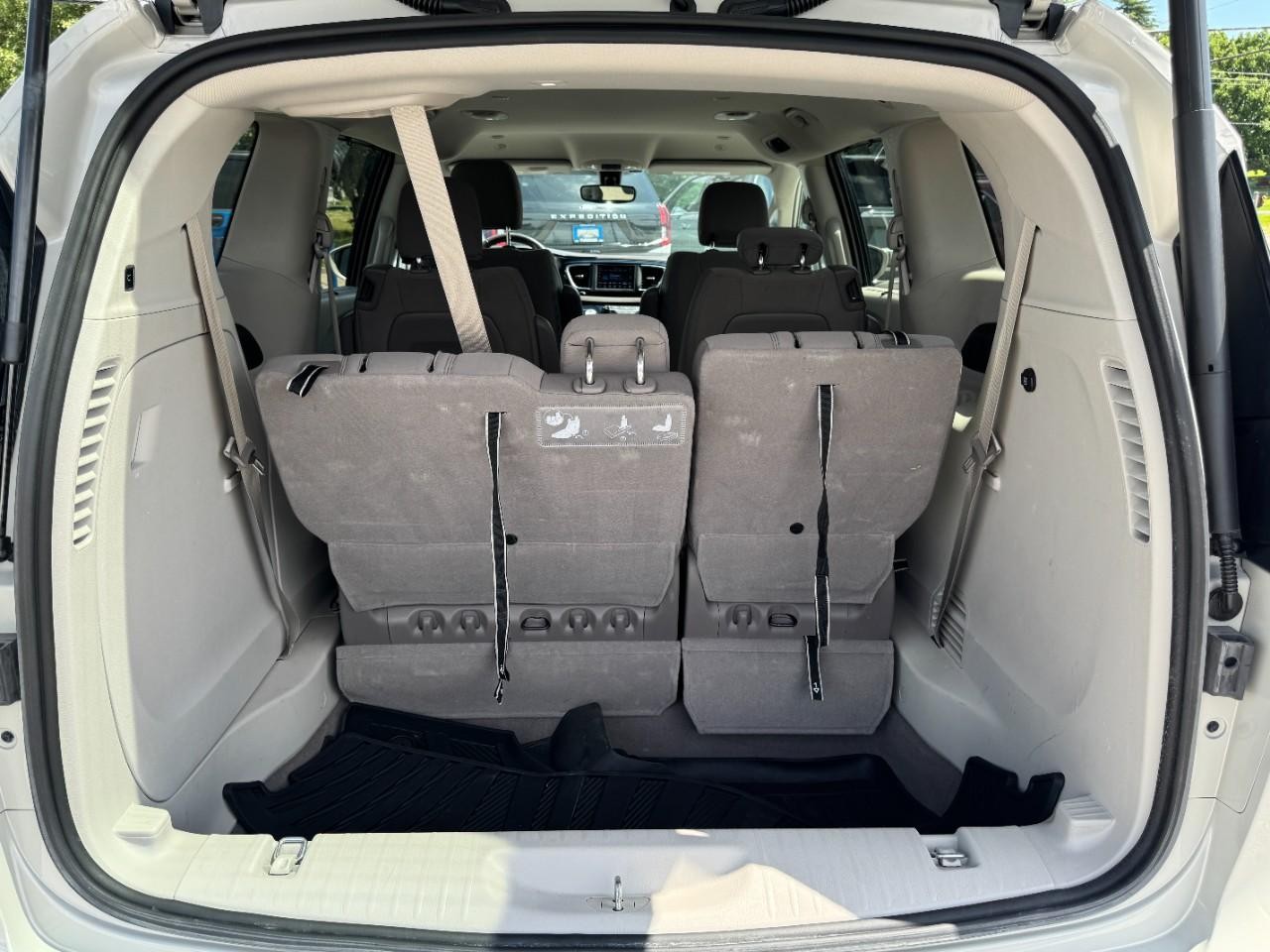 Chrysler Pacifica Vehicle Full-screen Gallery Image 06