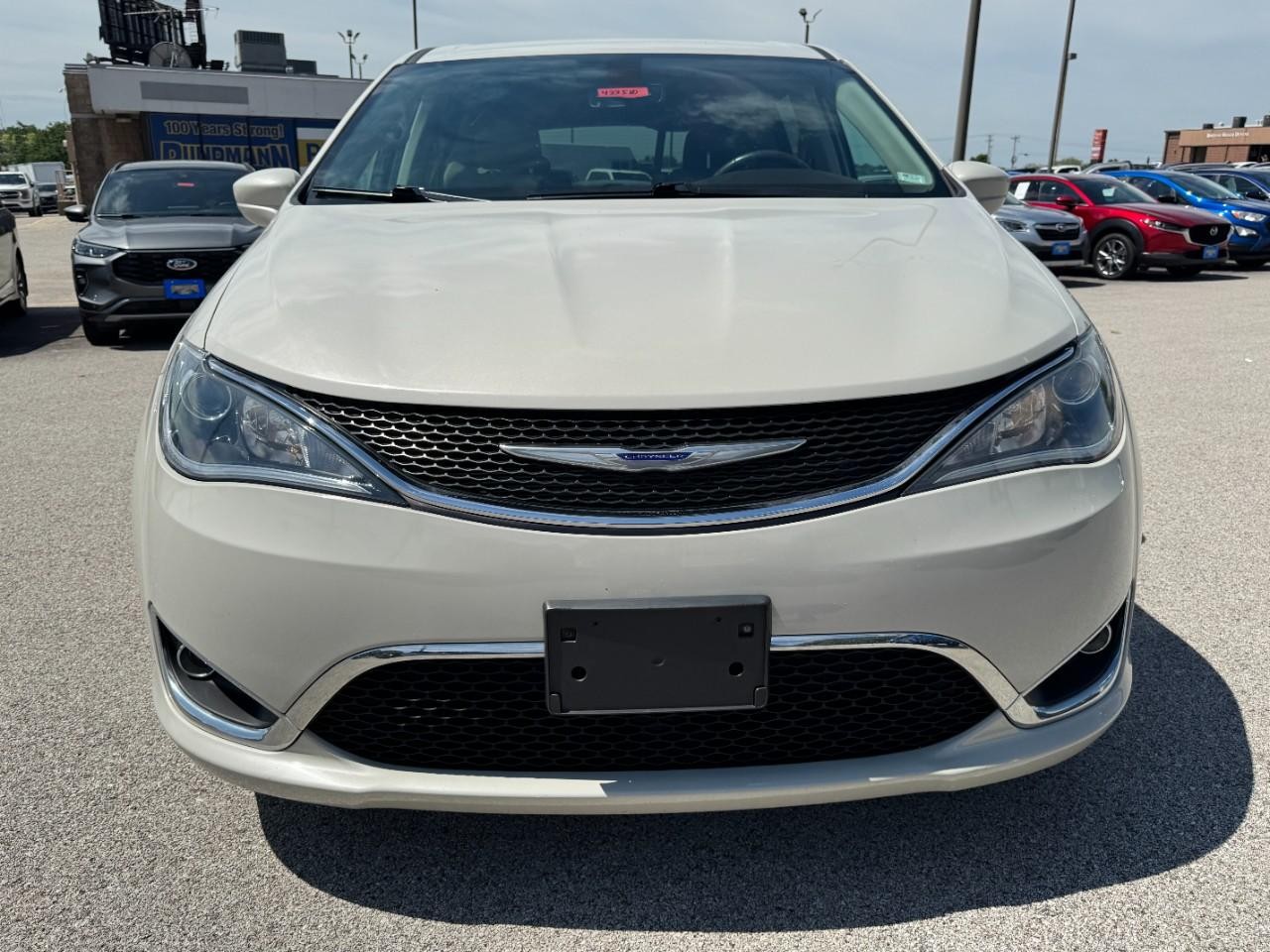Chrysler Pacifica Vehicle Full-screen Gallery Image 09