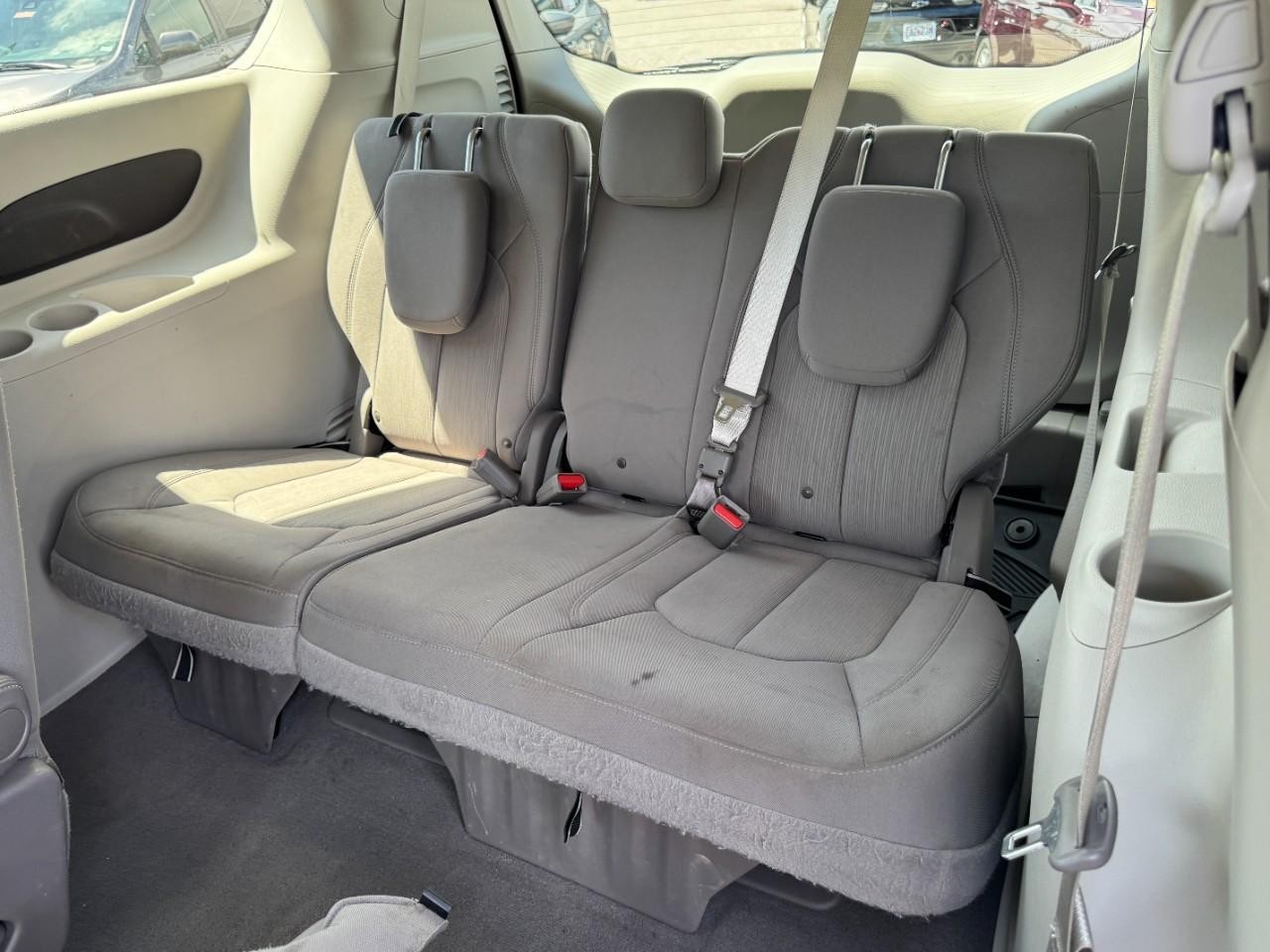 Chrysler Pacifica Vehicle Full-screen Gallery Image 10