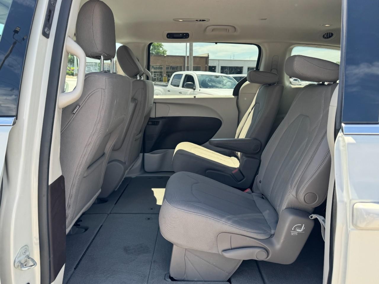 Chrysler Pacifica Vehicle Full-screen Gallery Image 11