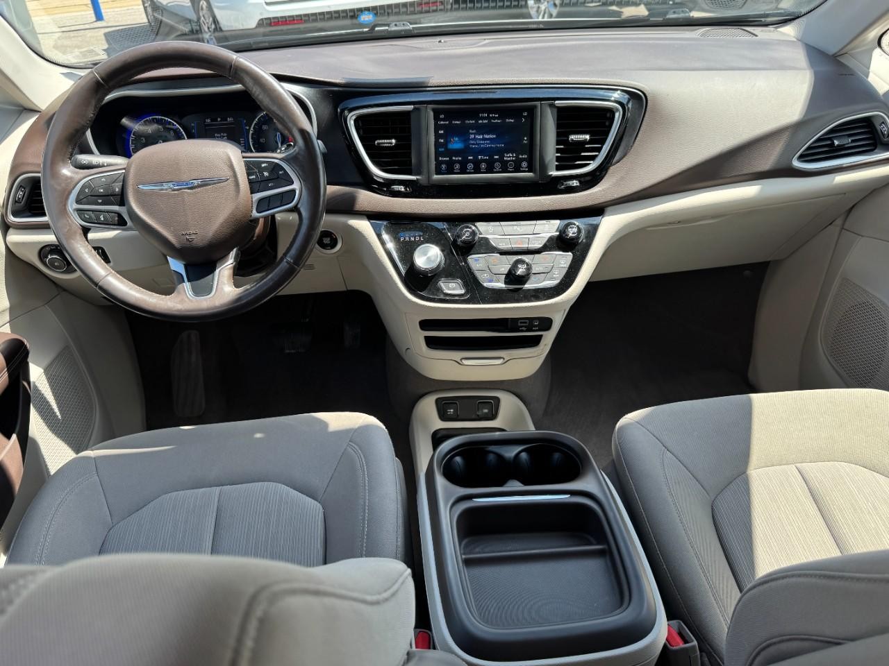 Chrysler Pacifica Vehicle Full-screen Gallery Image 12