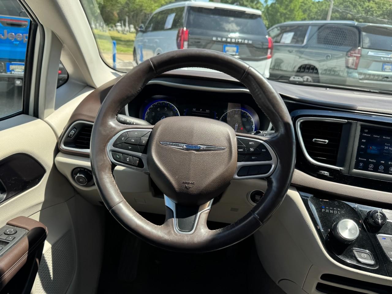 Chrysler Pacifica Vehicle Full-screen Gallery Image 13