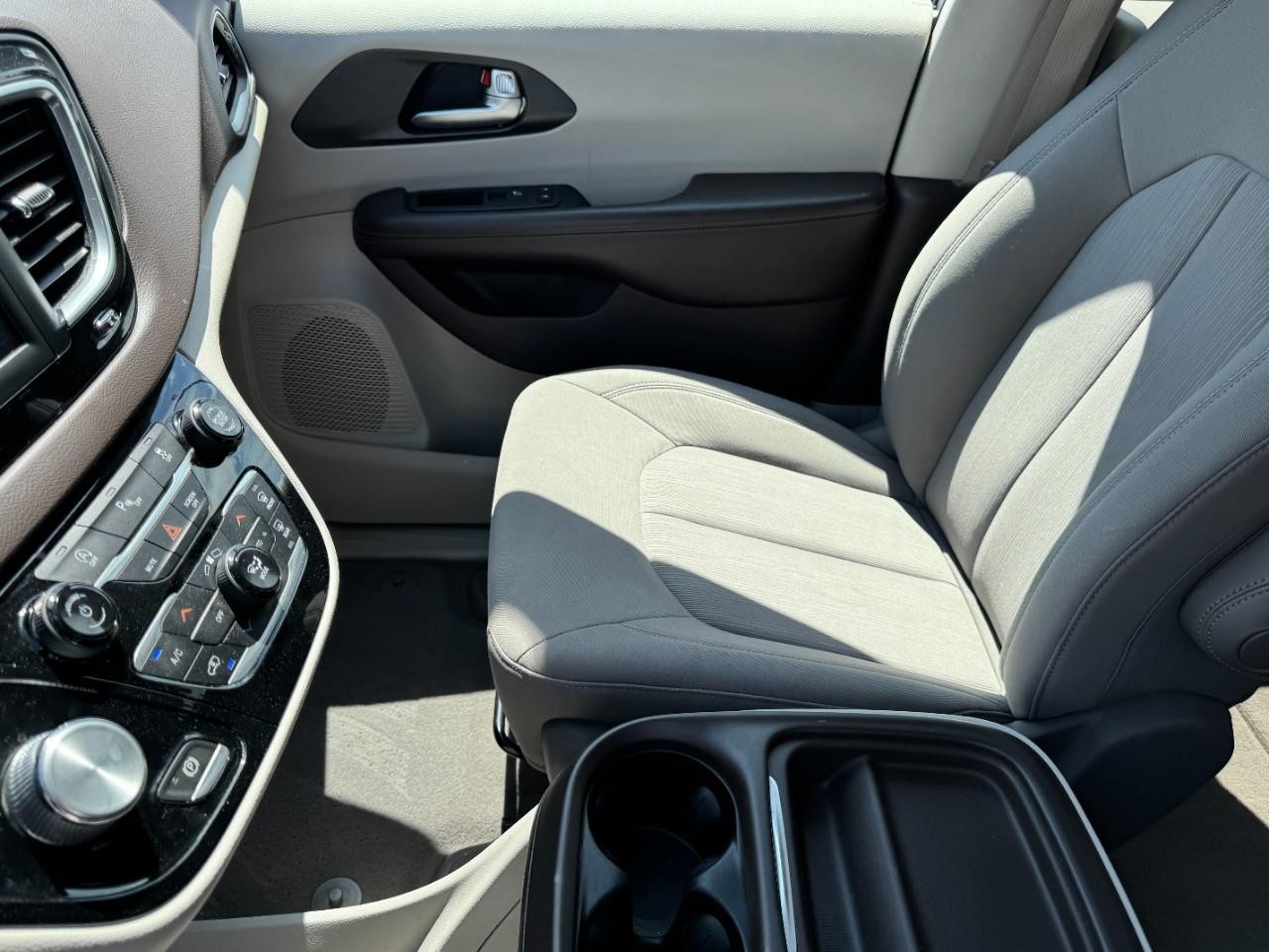 Chrysler Pacifica Vehicle Full-screen Gallery Image 14