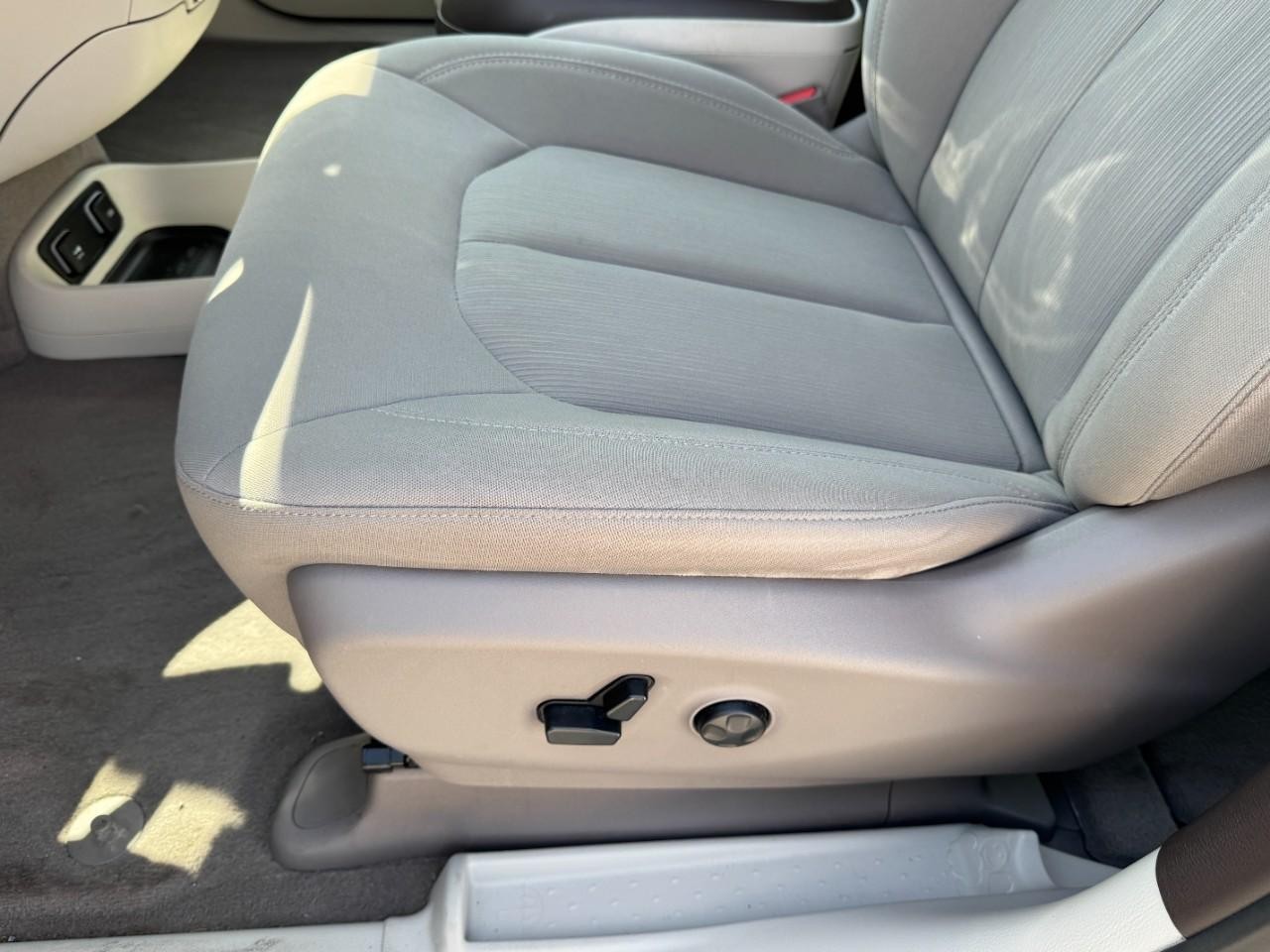 Chrysler Pacifica Vehicle Full-screen Gallery Image 15