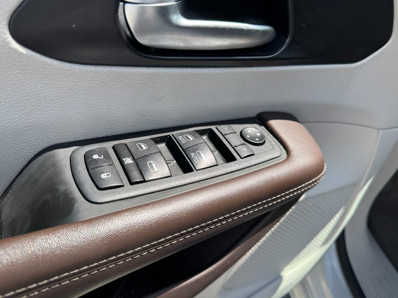 Chrysler Pacifica Vehicle Full-screen Gallery Image 16