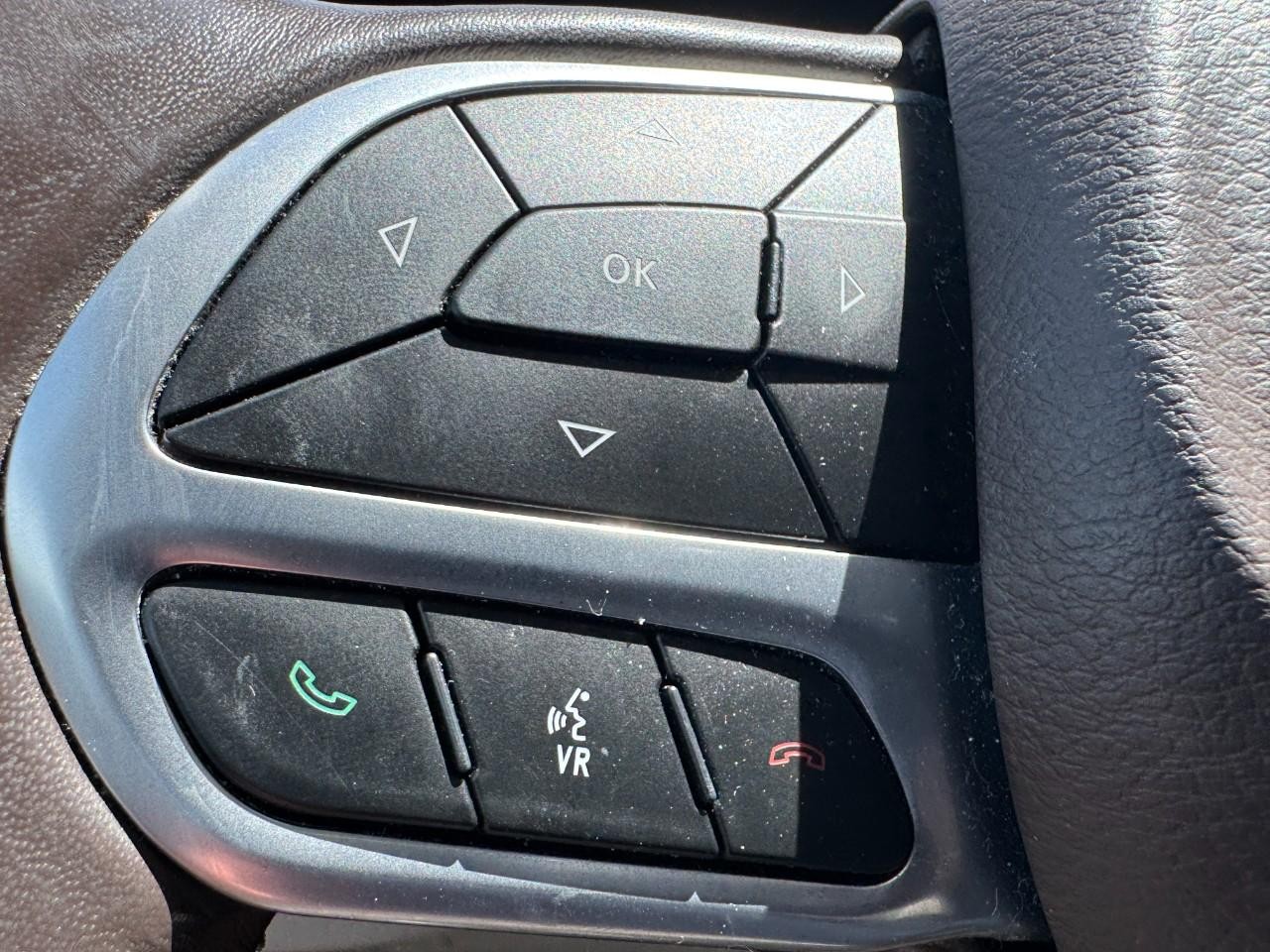Chrysler Pacifica Vehicle Full-screen Gallery Image 17