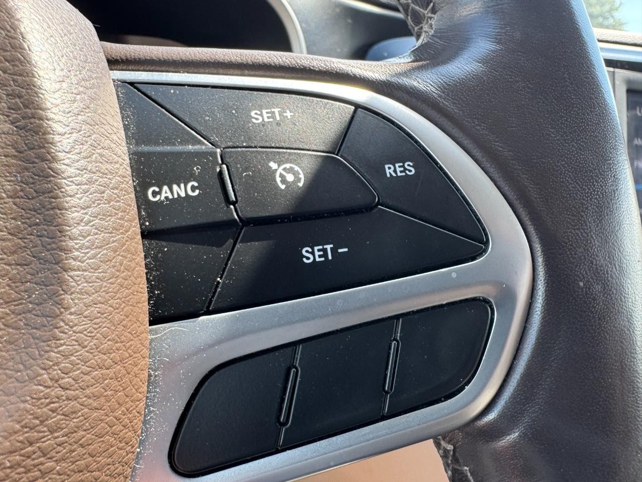 Chrysler Pacifica Vehicle Full-screen Gallery Image 18