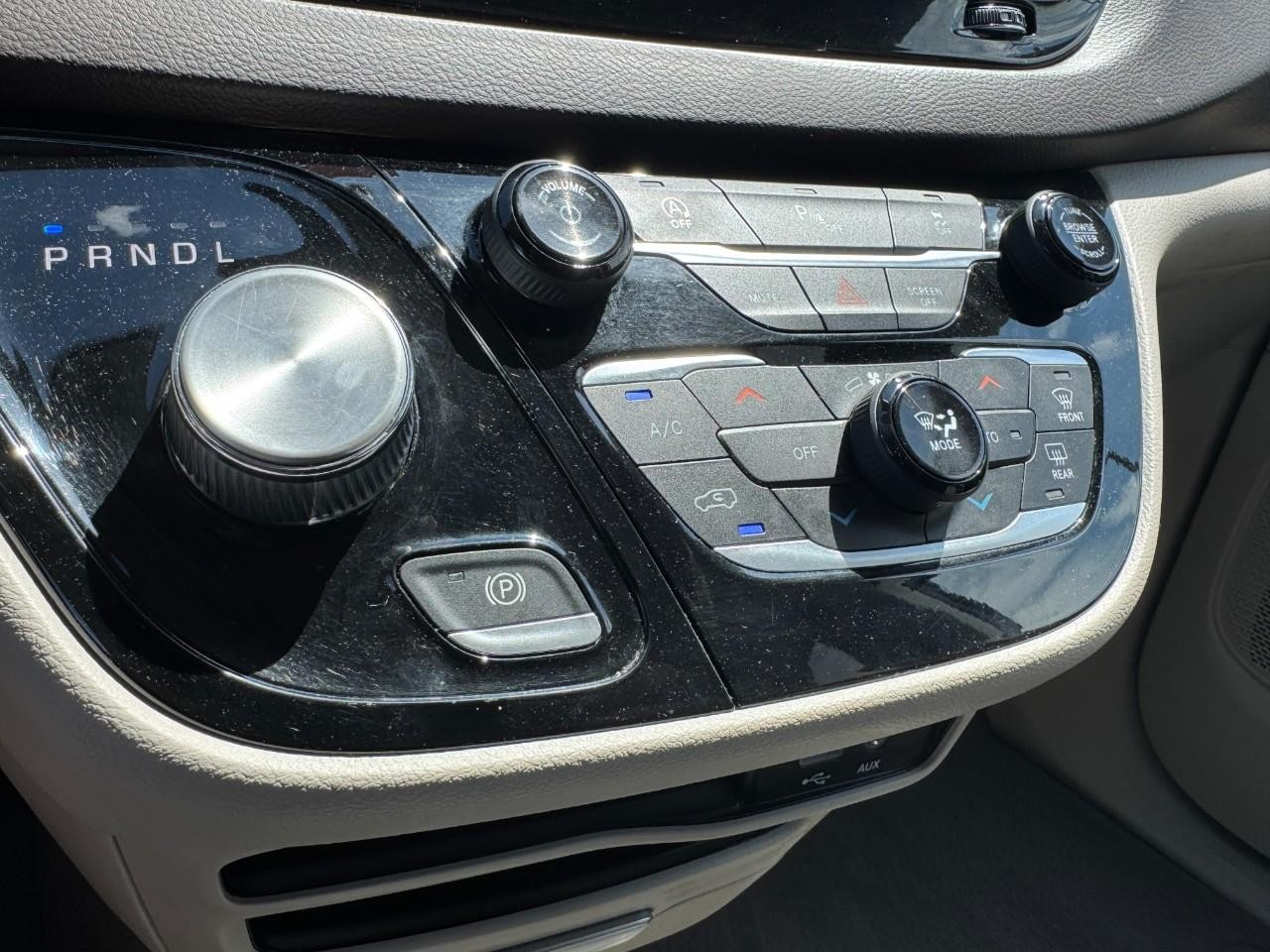Chrysler Pacifica Vehicle Full-screen Gallery Image 19