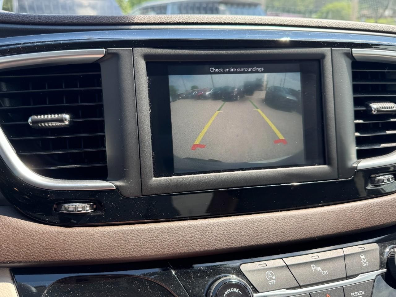 Chrysler Pacifica Vehicle Full-screen Gallery Image 23
