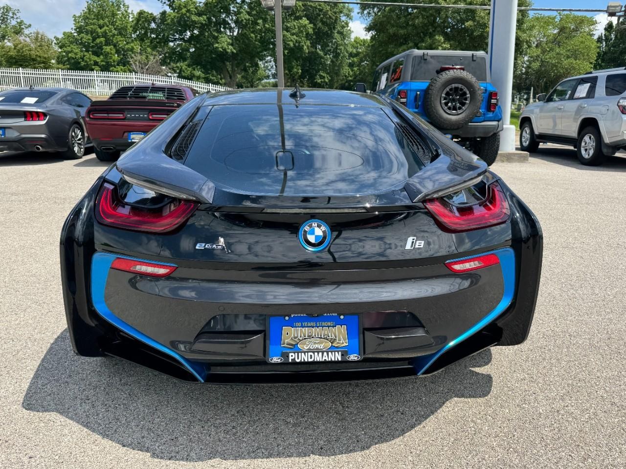 BMW i8 Vehicle Full-screen Gallery Image 04