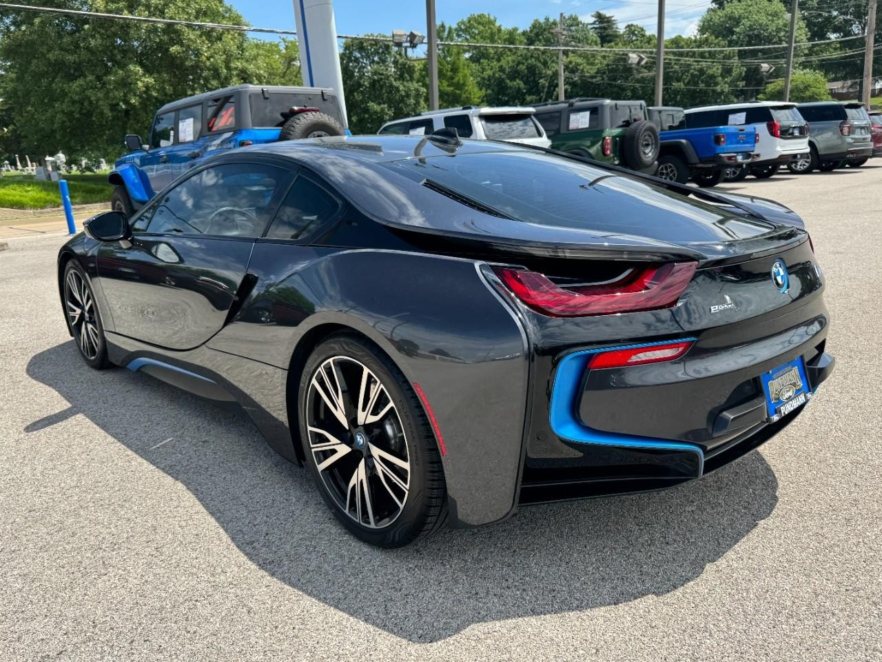 BMW i8 Vehicle Full-screen Gallery Image 05