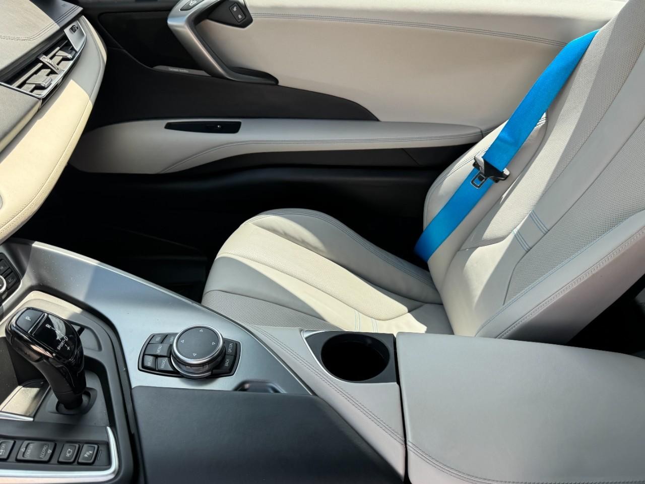 BMW i8 Vehicle Full-screen Gallery Image 09