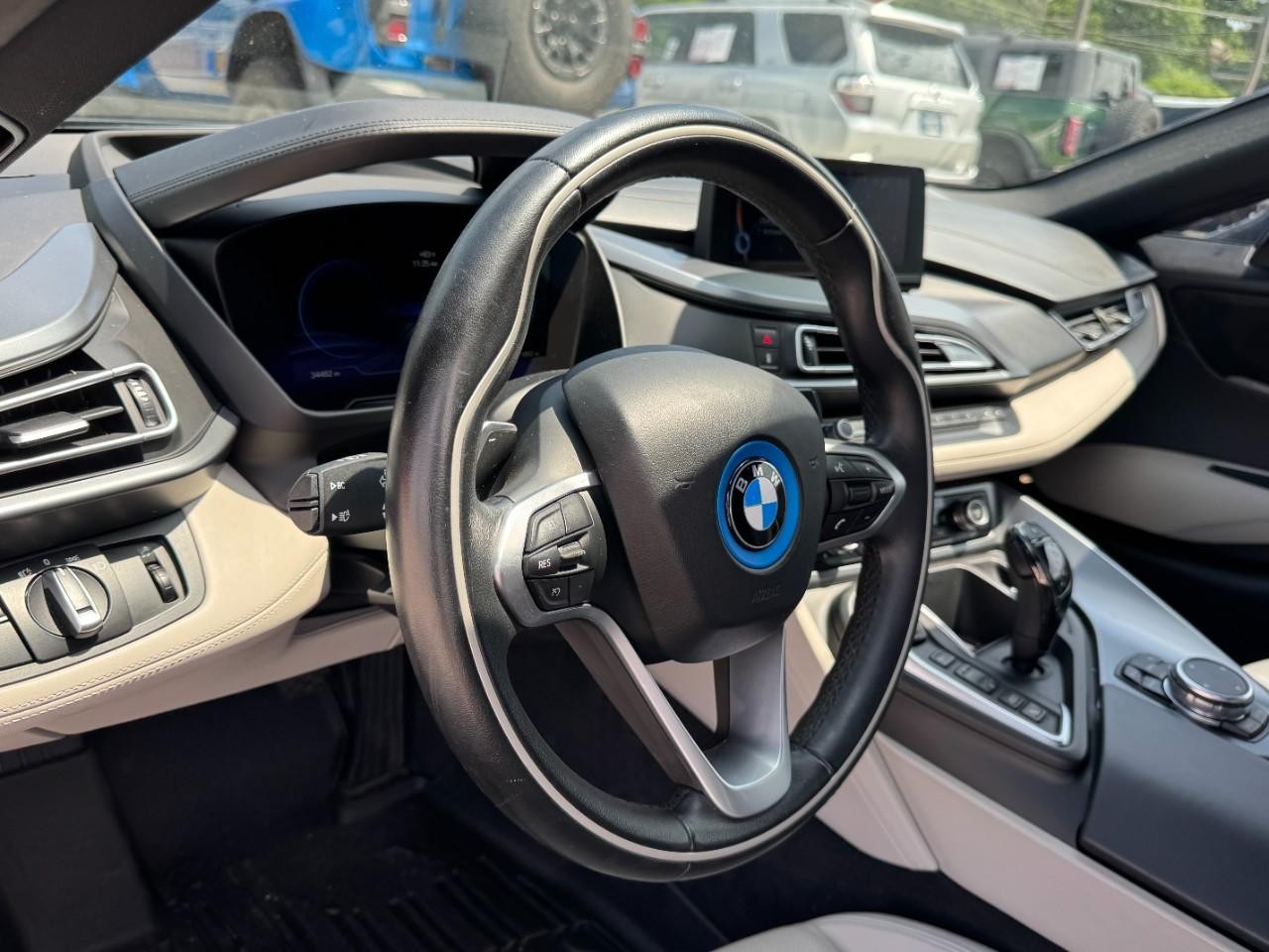 BMW i8 Vehicle Full-screen Gallery Image 11