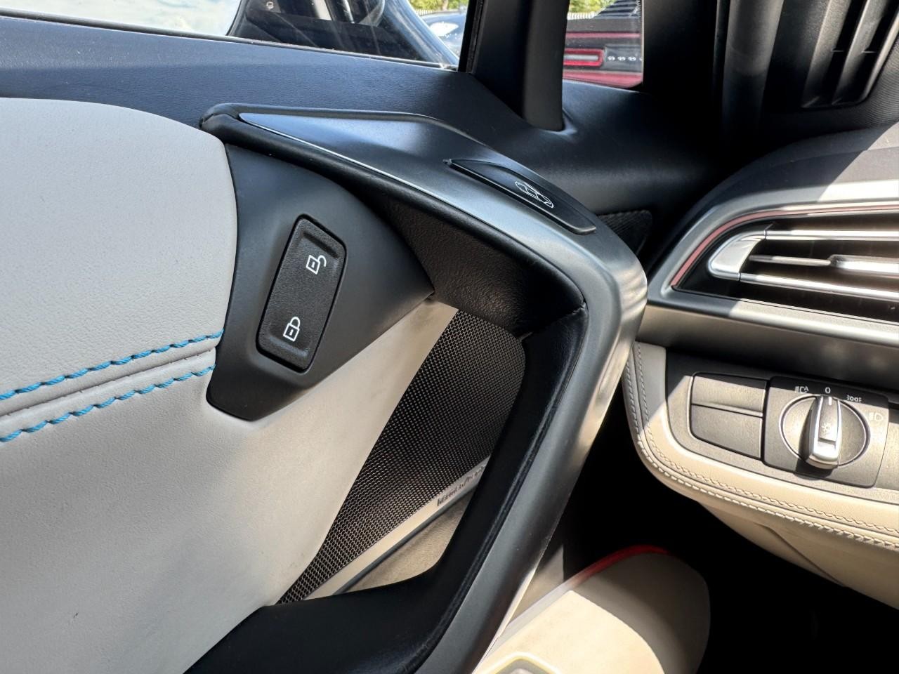 BMW i8 Vehicle Full-screen Gallery Image 12