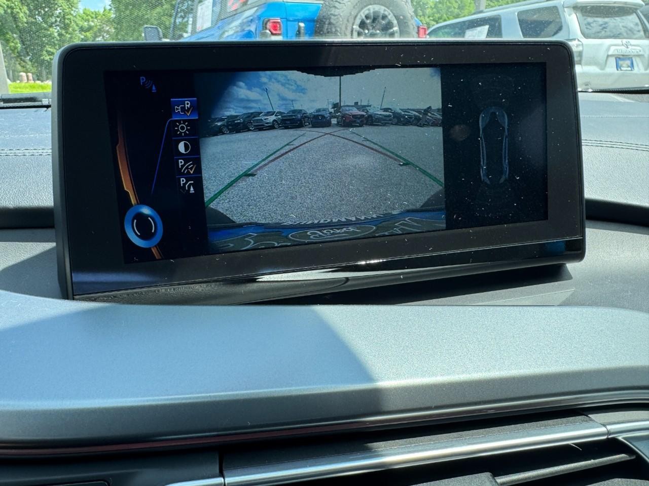 BMW i8 Vehicle Full-screen Gallery Image 19