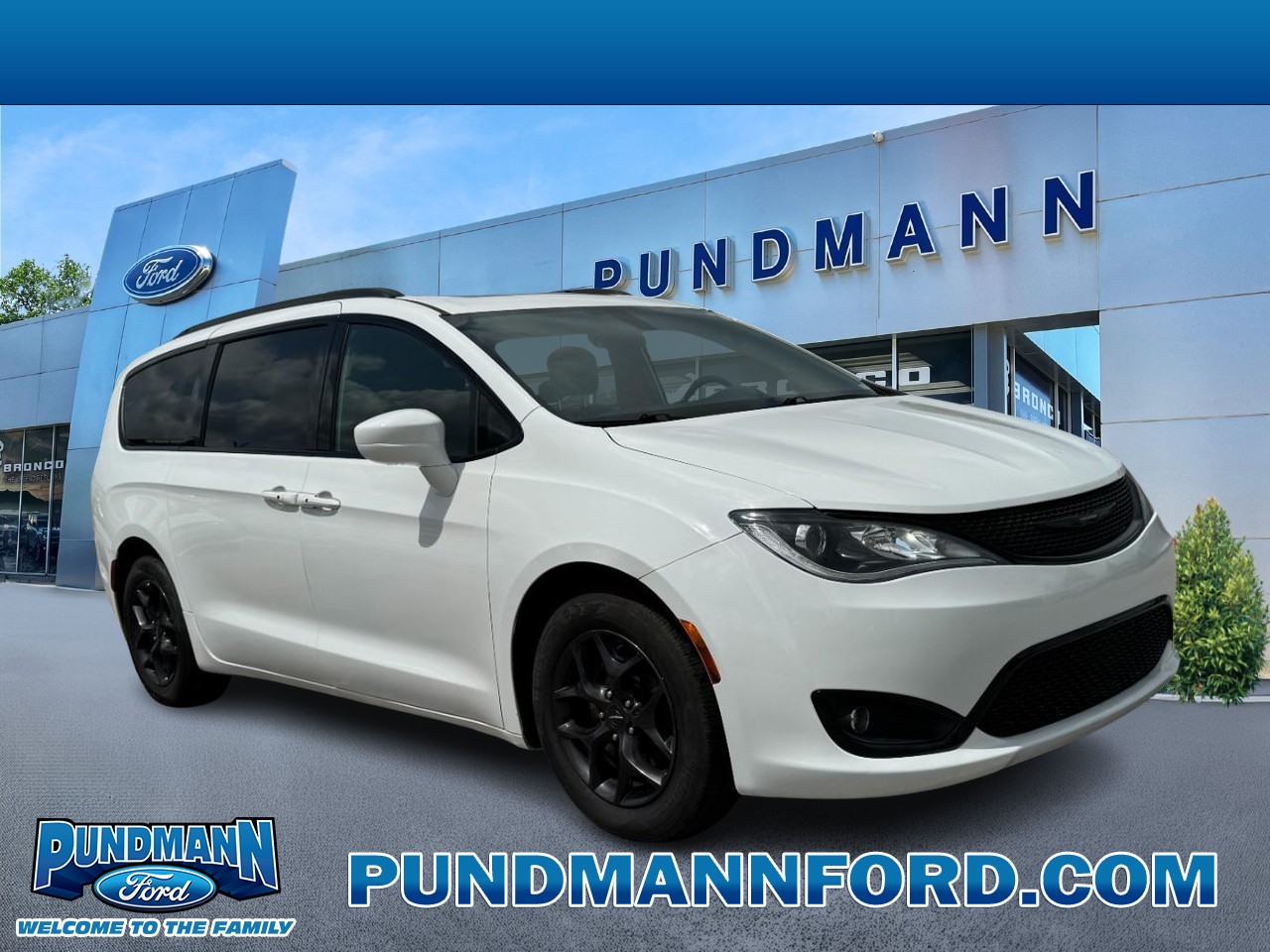 Chrysler Pacifica Vehicle Full-screen Gallery Image 01